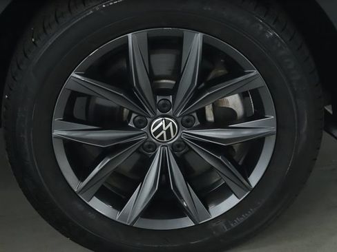 Used 2023 Volkswagen Tiguan SE w/ Panoramic Sunroof Package FWD image 10