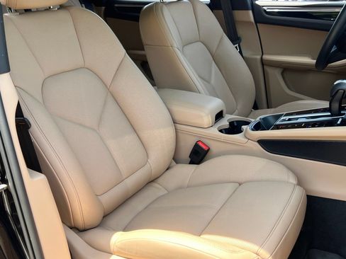 Certified 2025 Porsche Macan AWD/4WD image 19