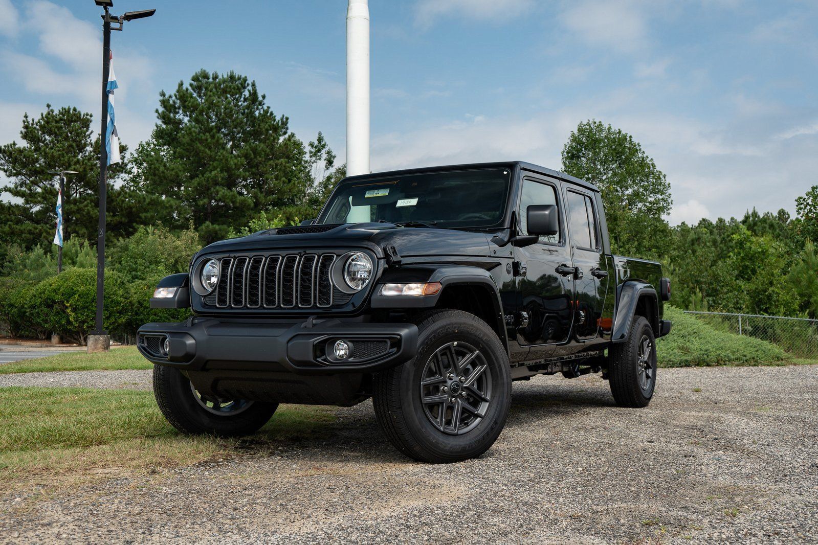 Used 2025 Jeep Gladiator Sport AWD/4WD image 1