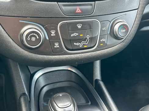 Used 2017 Chevrolet Malibu LT image 24