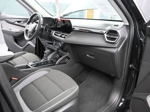 Used 2025 Chevrolet TrailBlazer LT image 16