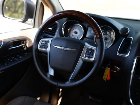 Used 2012 Chrysler Town & Country Limited image 29