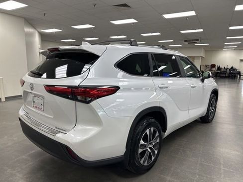 Used 2023 Toyota Highlander XLE AWD/4WD image 7