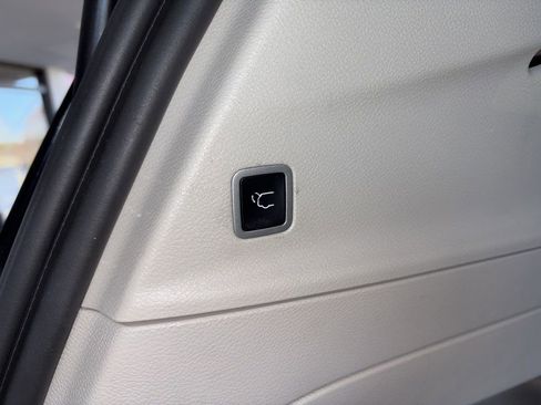 Used 2024 Chrysler Pacifica Touring-L image 17