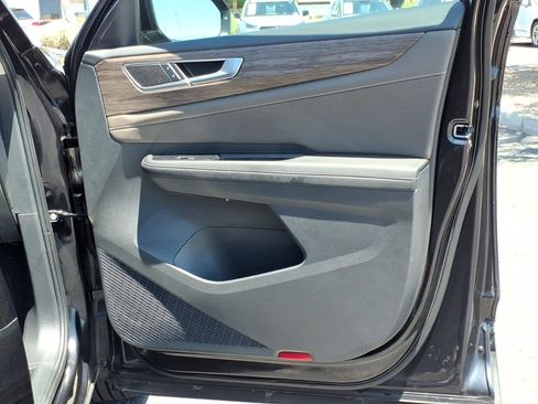 Certified 2025 Volkswagen Atlas SEL AWD/4WD image 16