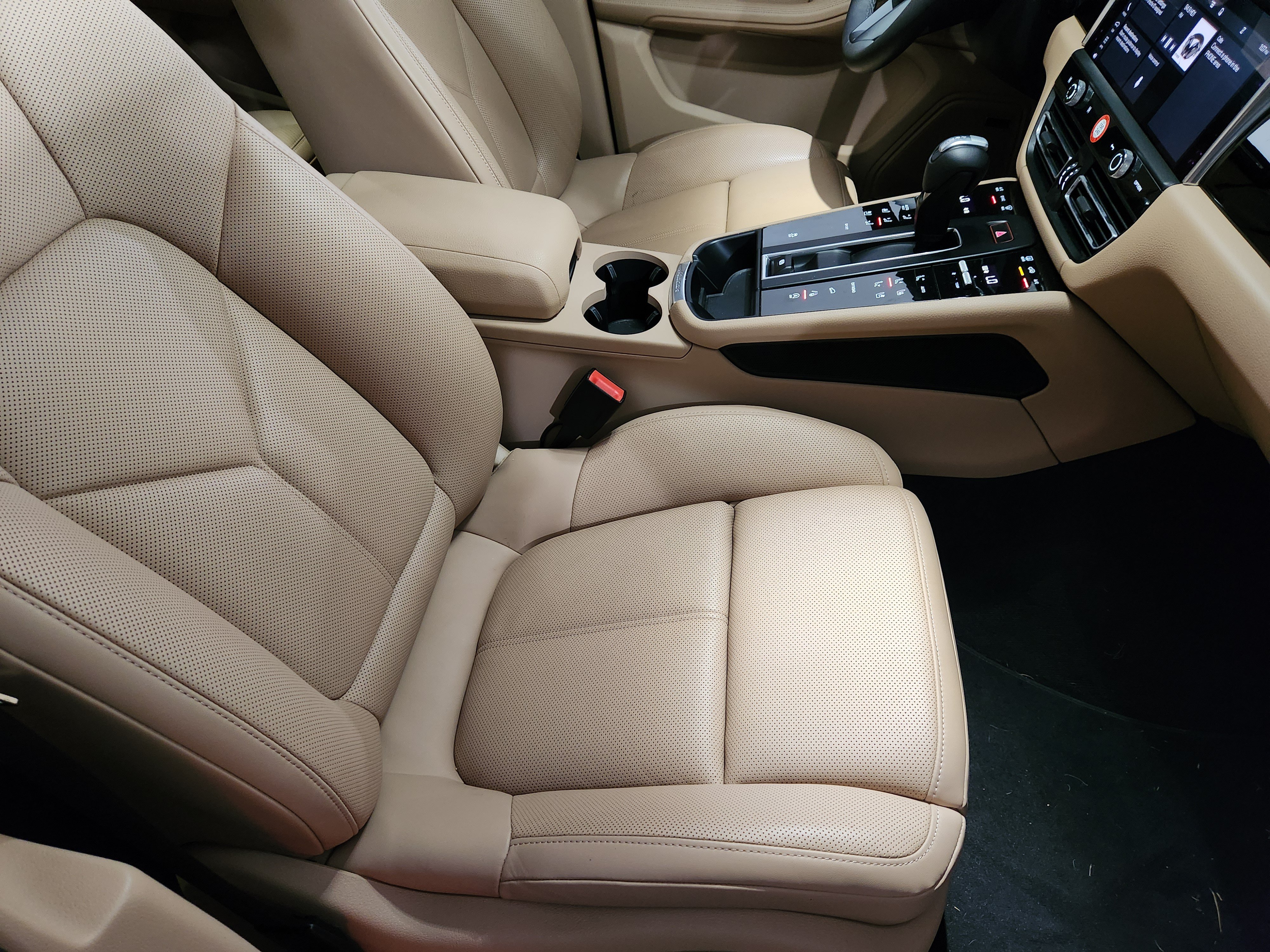 Certified 2026 Porsche Macan AWD/4WD image 17