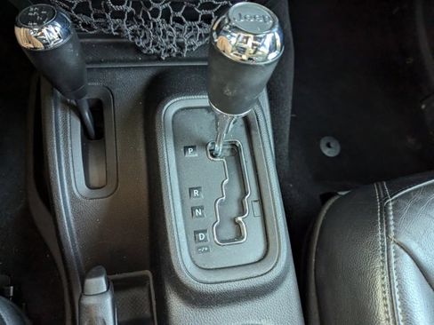 Used 2016 Jeep Wrangler Sahara image 17