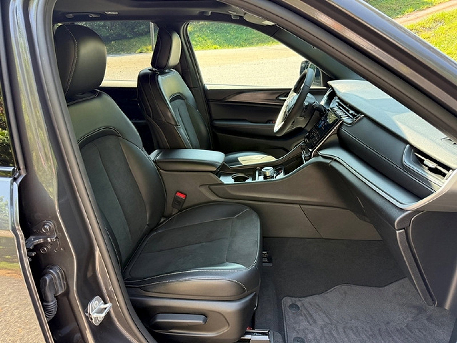 Used 2025 Jeep Grand Cherokee Altitude AWD/4WD image 18