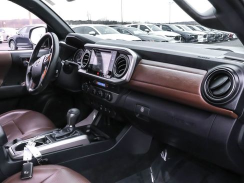 Used 2019 Toyota Tacoma Limited image 32