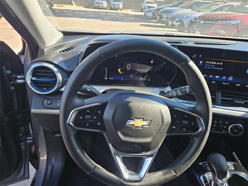 Used 2025 Chevrolet Trax LT w/ LT Convenience Package image 17