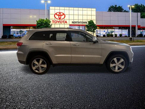 Used 2018 Jeep Grand Cherokee Laredo AWD/4WD image 23