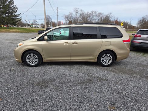 Used 2011 Toyota Sienna XLE image 3