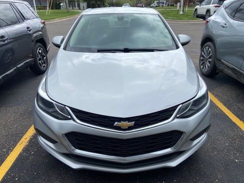 Used 2017 Chevrolet Cruze LT w/ Convenience Package FWD image 4