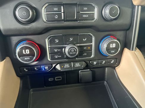 Used 2024 Chevrolet Suburban Premier RWD image 20