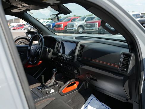 Used 2023 Nissan Frontier 4x4 Crew Cab image 19