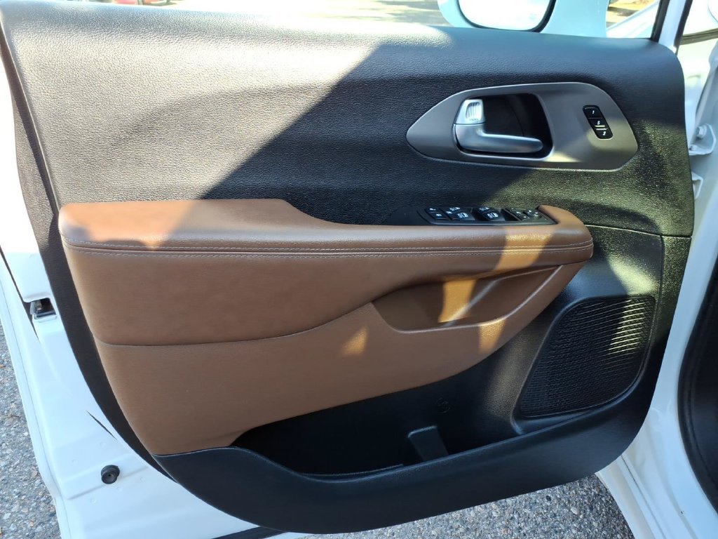 Used 2019 Chrysler Pacifica Limited FWD image 15