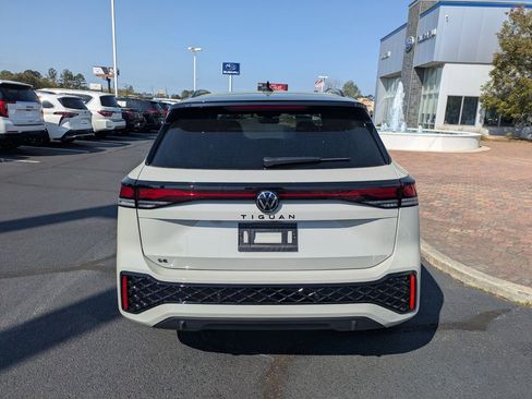 New 2026 Volkswagen Tiguan SE R-Line FWD image 6