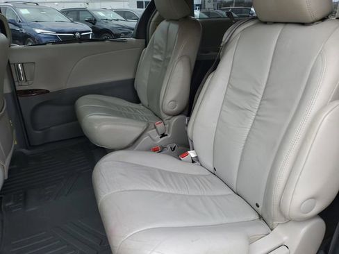 Used 2011 Toyota Sienna XLE image 29