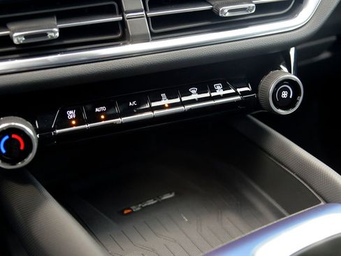 Used 2025 Chevrolet Equinox EV LT image 24