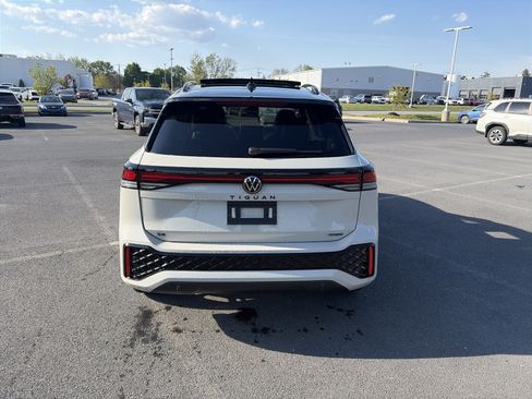 New 2026 Volkswagen Tiguan SE R-Line AWD/4WD image 5