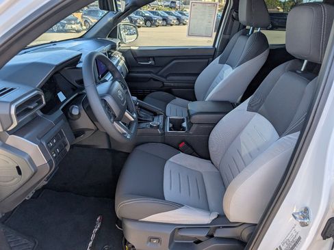 Used 2025 Toyota Tacoma 2WD Double Cab image 2