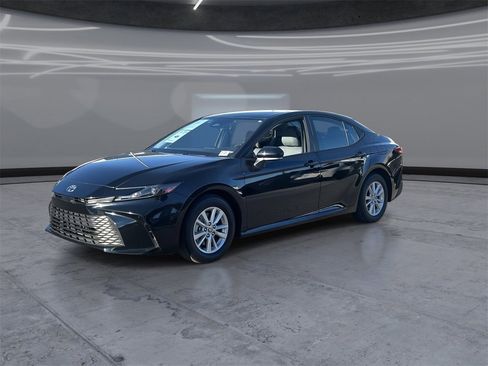 Used 2025 Toyota Camry LE w/ Convenience Package image 3
