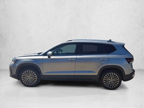 Used 2025 Volkswagen Taos SE FWD image 9
