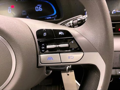 Used 2024 Hyundai Elantra SE image 16