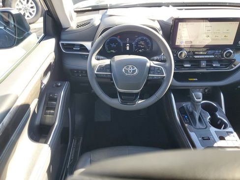 Used 2023 Toyota Highlander Platinum image 11