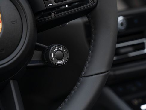Certified 2025 Porsche Macan AWD/4WD image 27