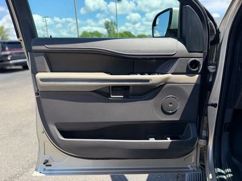 Used 2018 Ford Expedition XLT w/ Equipment Group 201A AWD/4WD image 11