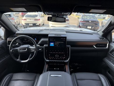 Used 2025 GMC Yukon Denali image 17