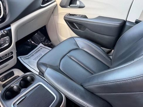 Used 2023 Chrysler Pacifica Touring-L FWD image 20