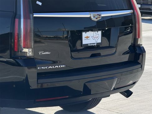 Used 2017 Cadillac Escalade Premium Luxury image 6