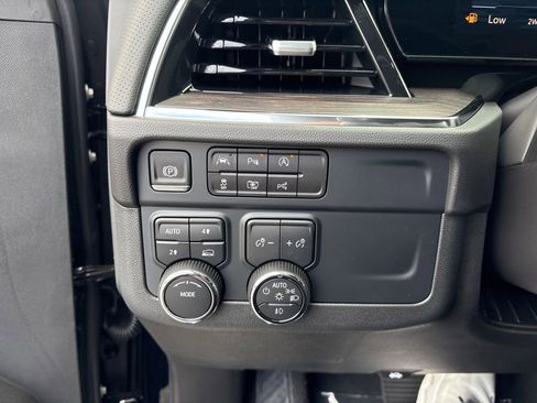 New 2025 Chevrolet Suburban Premier image 18