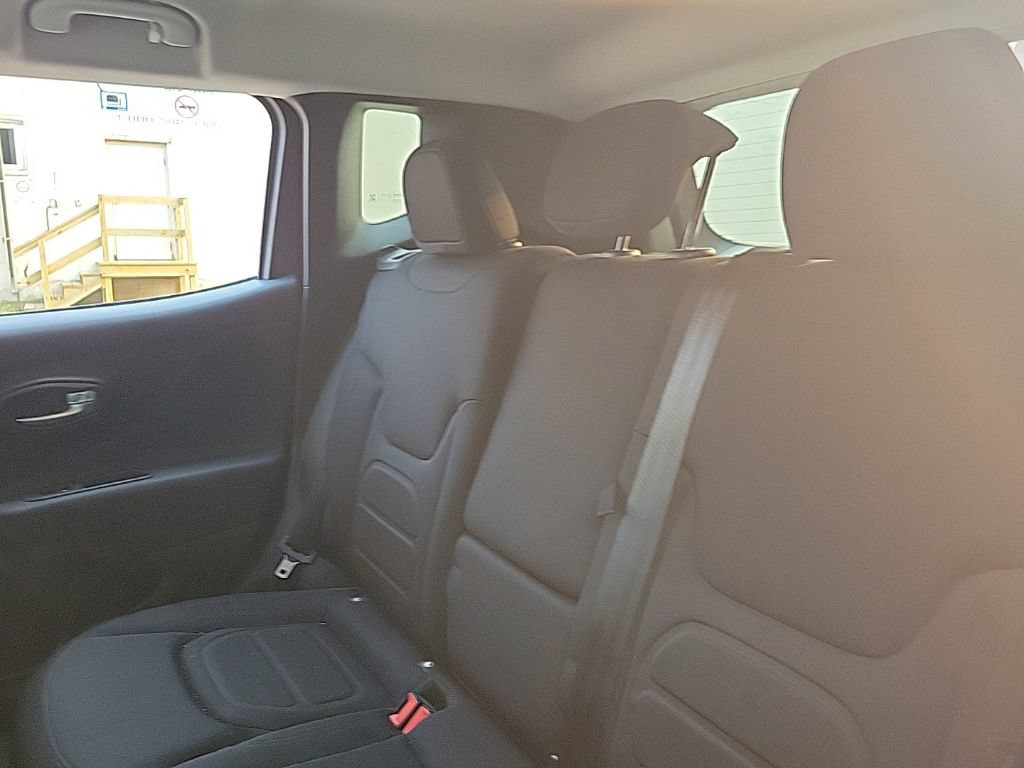 Used 2022 Jeep Renegade Latitude w/ Convenience Group AWD/4WD image 34