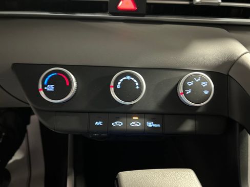Used 2025 Hyundai Elantra SE FWD image 17