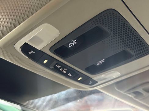 Used 2023 Honda Pilot Touring image 11