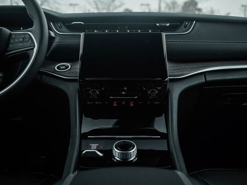 New 2025 Jeep Grand Cherokee Limited w/ Black Appearance Package image 17