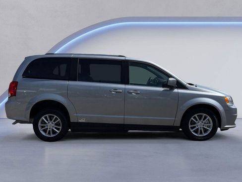 Used 2018 Dodge Grand Caravan SXT FWD image 2