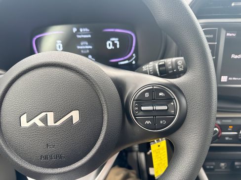 Used 2025 Kia Soul LX w/ LX Technology Package FWD image 24