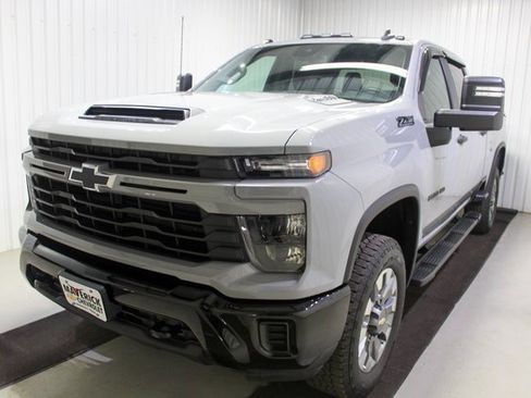 Used 2024 Chevrolet Silverado 2500 Custom w/ Custom Value Package image 3