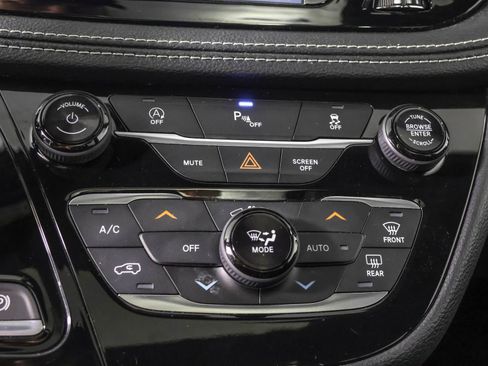 Used 2018 Chrysler Pacifica Limited w/ S Appearance Package image 34