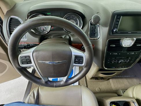 Used 2016 Chrysler Town & Country Touring w/ Driver Convenience Group FWD image 12