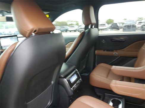 Certified 2023 Lincoln Aviator Reserve w/ Equipment Group 201A image 10