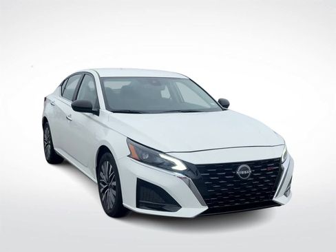 Used 2025 Nissan Altima 2.5 SV image 3