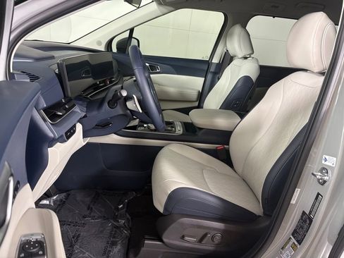New 2026 Kia Carnival EX FWD image 16