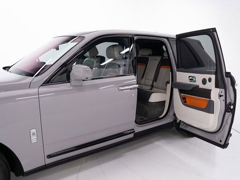 Certified 2023 Rolls-Royce Cullinan w/ Dark Exterior Package AWD/4WD image 20
