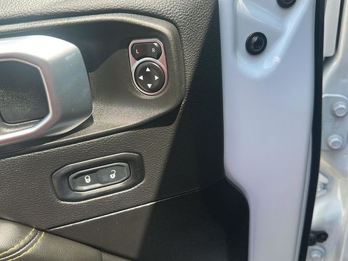 Used 2024 Jeep Wrangler Sahara image 11