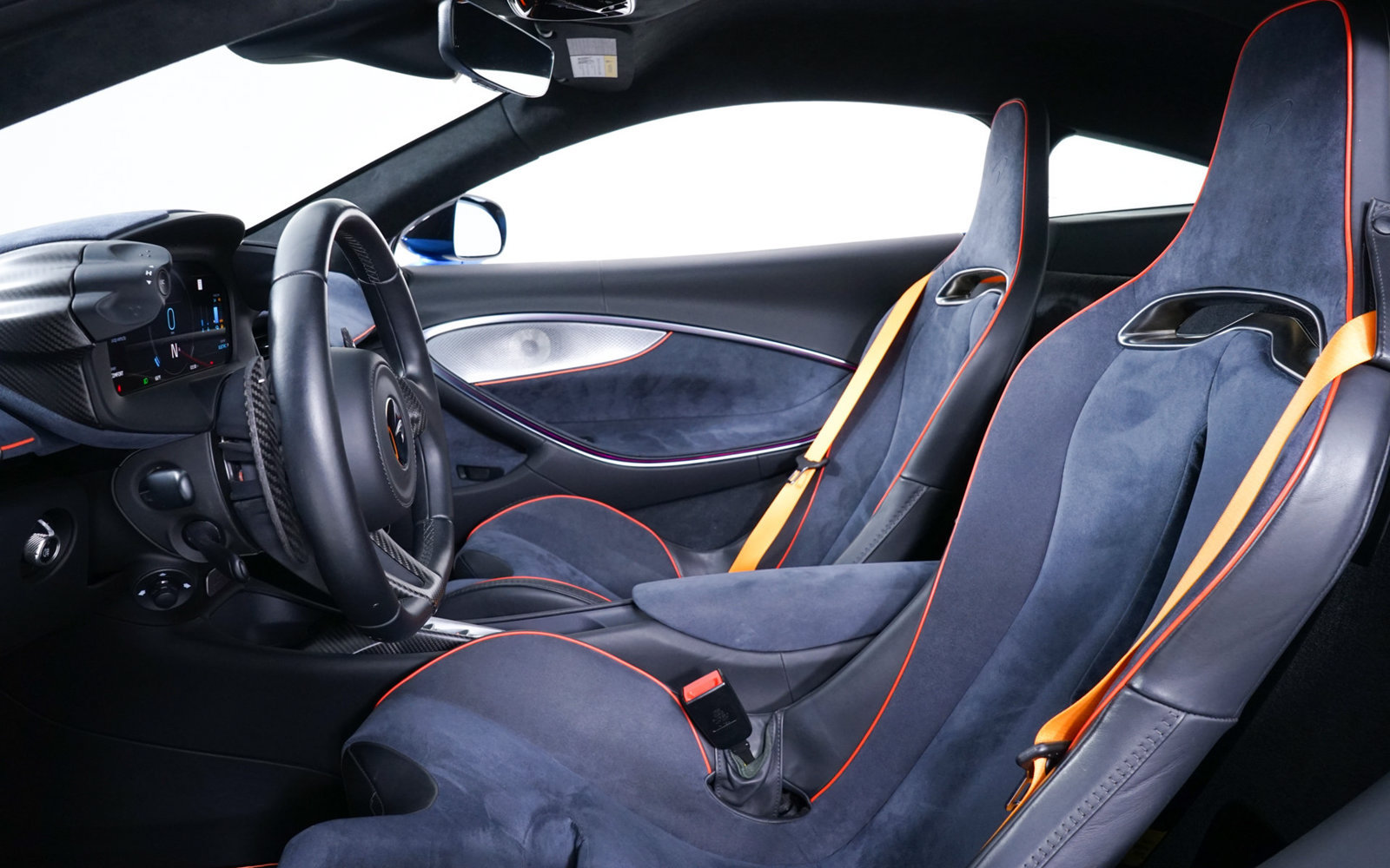 Used 2024 McLaren Artura RWD image 5